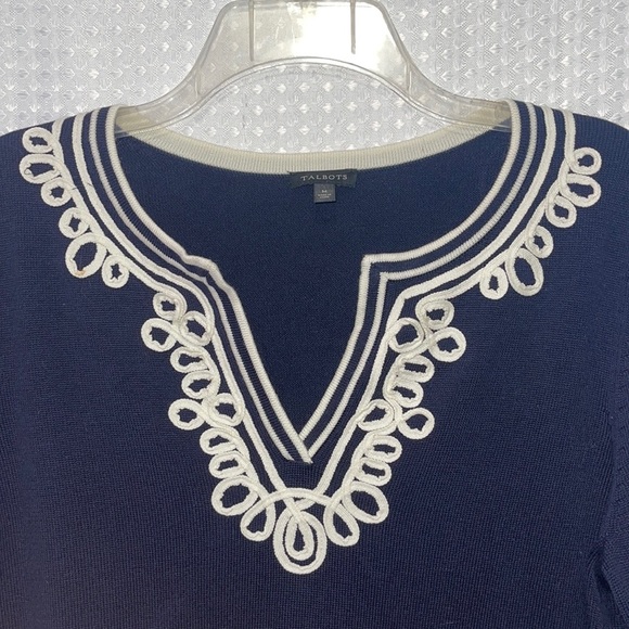 Talbots Medium Navy Blue V Neck White  Embroidered Long Sleeve Slit Blouse EUC - Picture 2 of 5